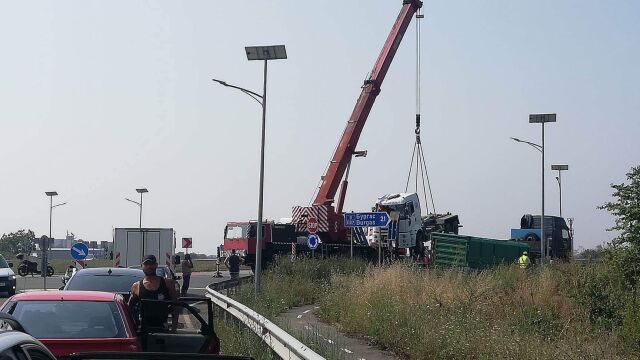 Камион за смет се обърна на пътя Бургас – Слънчев