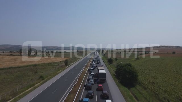 Кадри от дрон показват километричното задръстване на магистрала Тракия заради