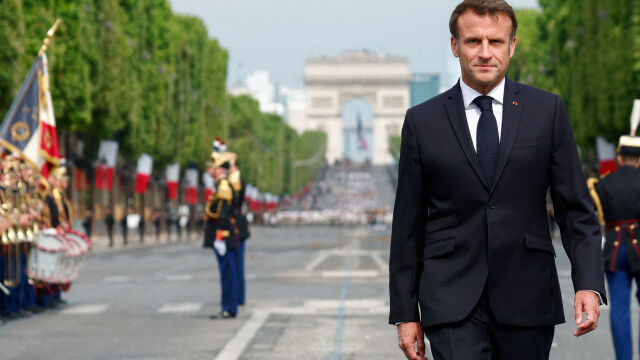 Франция отбеляза националния си празник с традиционния военен парад Заради
