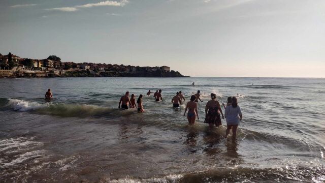 Кметът на Созопол покани хотелиери и ресторантьори да плуват заедно