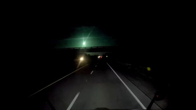 Ярка зелена светлина беше заснета в нощното небе над границата