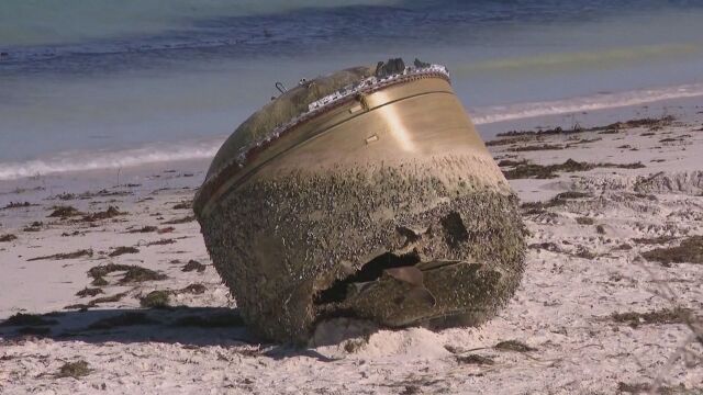 Мистериозен обект беше открит на австралийски плаж в понеделник озадачавайки местните