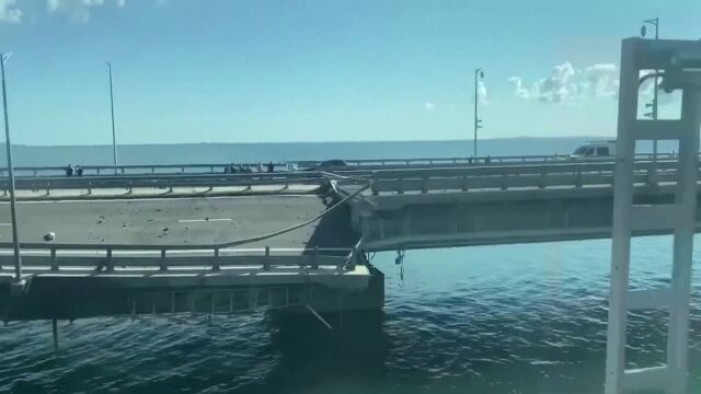 Нападението срещу Кримския мост: Нанесени са удари с морски дронове