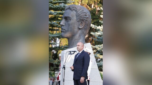 Президентът Румен Радев откри паметник на Васил Левски в Троян