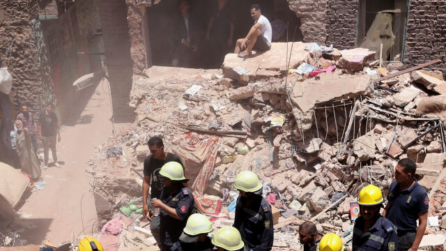 Най малко 13 души загинаха при срутване на пететажна жилищна сграда