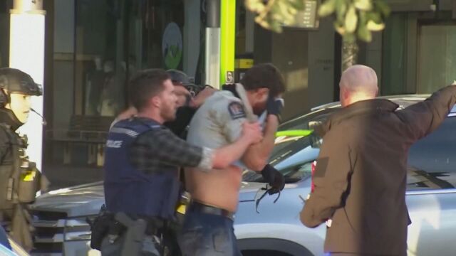 Атака в град Окланд Нова Зеландия въоръжен мъж откри стрелба