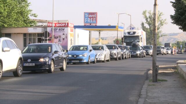 Трафикът е интензивен на входа за леки автомобили на граничния