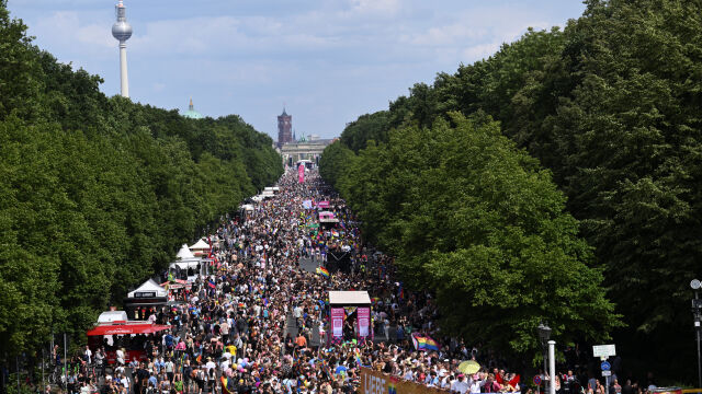 Половин милион души се включиха в Берлин прайд който е