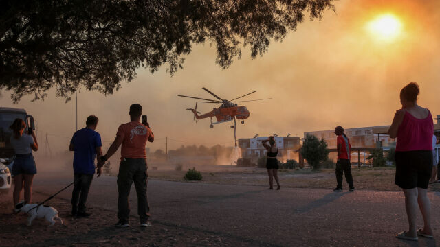 В Гърция десетки хиляди души бяха евакуирани след големите пожари