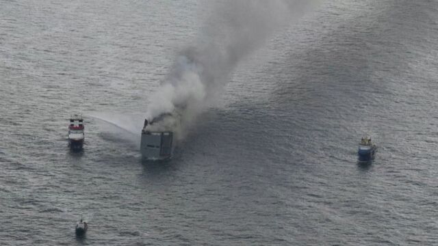 Пожар пламна на кораб с близо 3000 превозни средства на