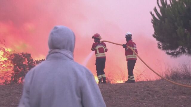 Огненият ад продължава в много средиземноморски страни Пожарите вече отнеха