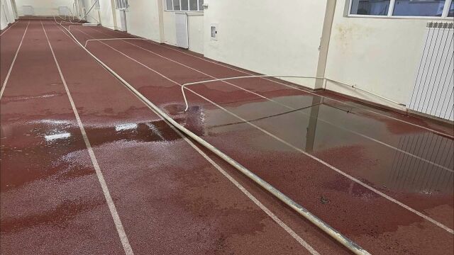 Метални тръби се срутиха в спортна зала във Враца по