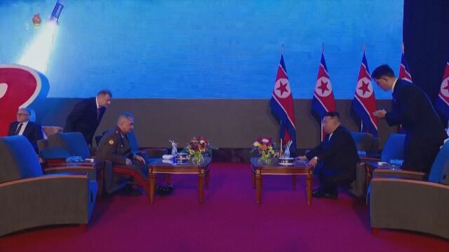 Ким Чен ун показа най новите оръжия на Северна Корея на руския