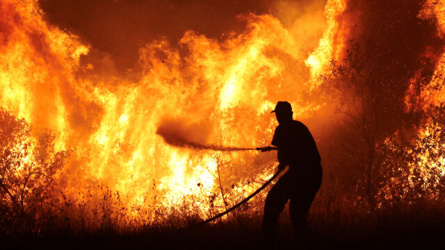 Ситуацията с пожарите в Гърция остава сложна пишат местни медии