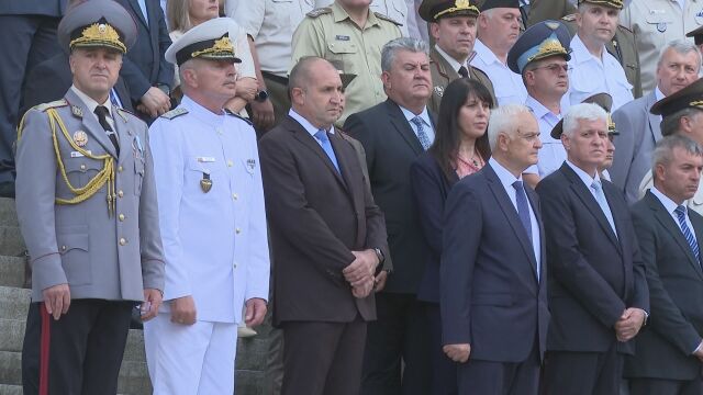 Държавният глава присъства на тържествения ритуал в Националния военен университет Васил