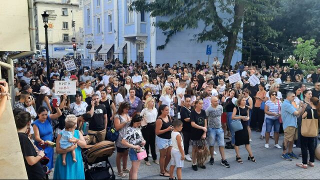 Хиляди се събраха пред Съдебната палата в Пловдив Недоволстващите настояват