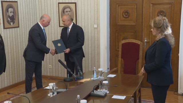 Росен Желязков прие от президента папката за първия мандат  Според Конституцията