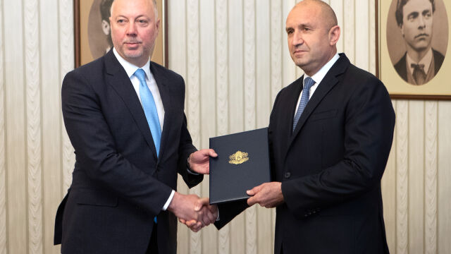 В съответствие с Конституцията държавният глава Румен Радев подписа указа