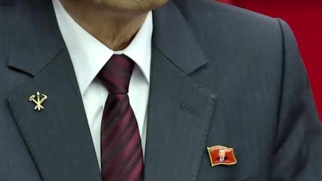  За първи севернокорейски държавни служители носят значки с образа на