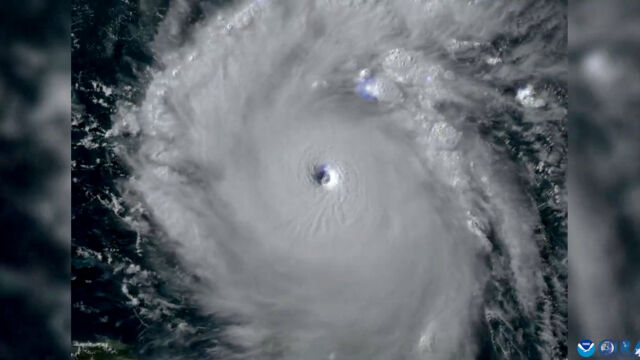  Ураган с ветрове от 240 километра в час достигна островите