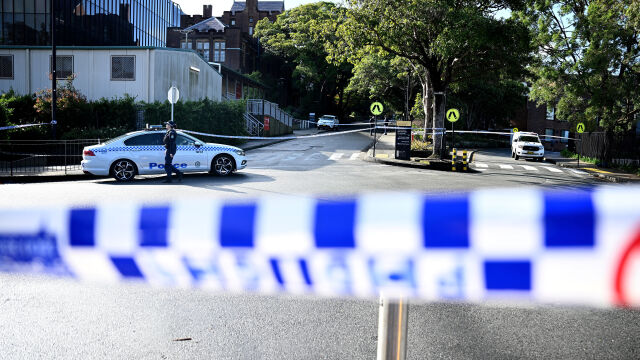  Полицията в Австралия арестува 14 годишно момче след намушкване с
