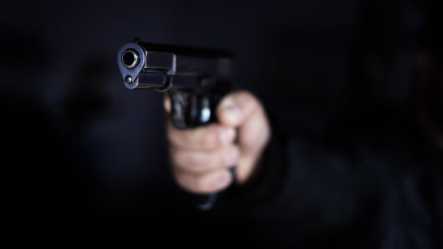 70 годишен мъж стреля с въздушен пистолет по 68 годишната
