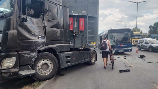 Катастрофа между ТИР и автобус на градския транспорт е станала