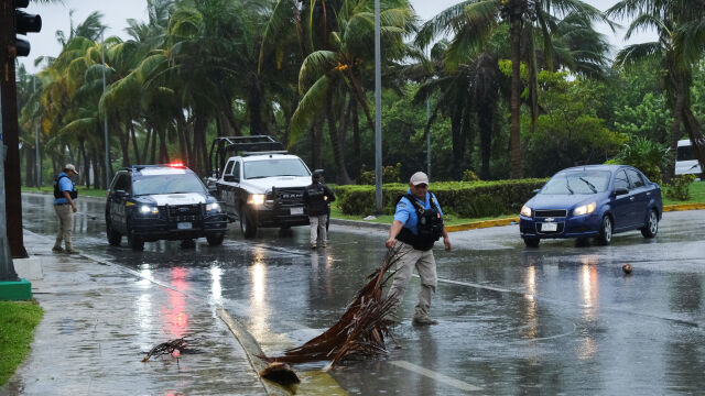 Ураганът Берил връхлетя бреговете на мексиканския полуостров Юкатан събаряйки дървета