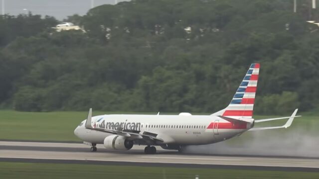 Гумата на самолет на American Airlines се взриви по време