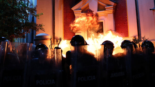 Осем души ще бъдат наказателно преследвани за хвърляне на коктейли