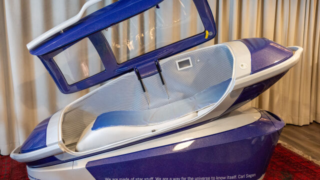 Сарко съкращение от саркофаг е капсула с човешки размер и