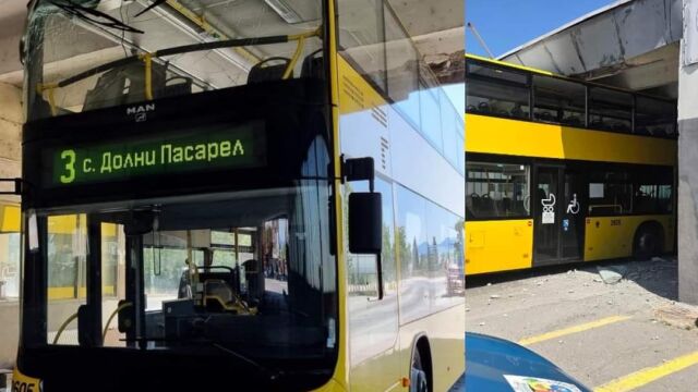 Един от двуетажните автобуси в София е заседнал по пътя