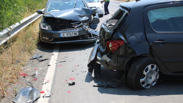 Лек автомобил Фолксваген удари отзад Пежо на Е 79 край Благоевград