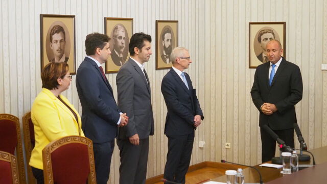 ПП ДБ получи от президента Румен Радев папката с втория мандат