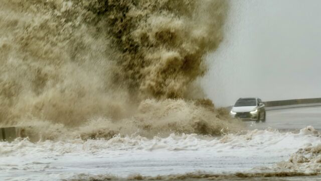 Мощен тайфун достигна сушата в североизточната част на Тайван рано