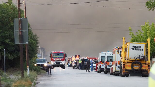 След експлозията в склада за фойерверки в Елин Пелин екип