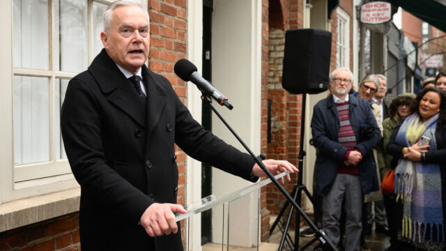 Бившият водещ на новините на Би Би Си Хю Едуардс