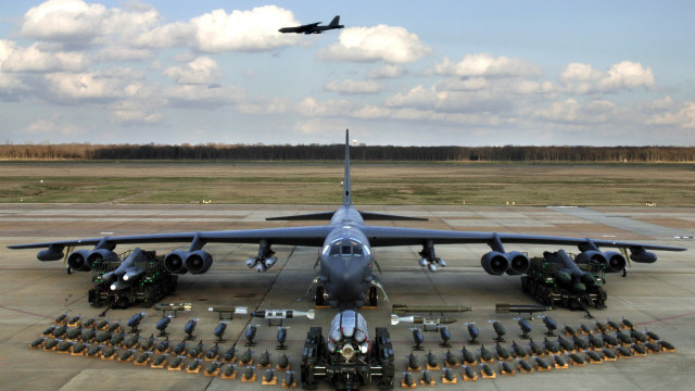 Американски ракетоносен бомбардировач B-52 е направил няколко обиколки на въздушното