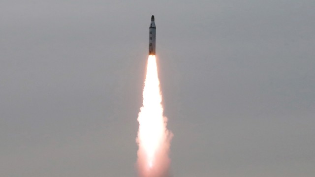 Изстреляна балистичната ракета с голям обсег на Северна Корея прелетя