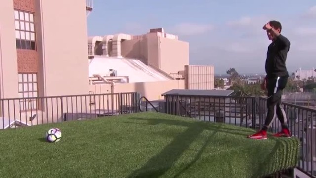 Неймар бележи от покрива в Холивуд (ВИДЕО)