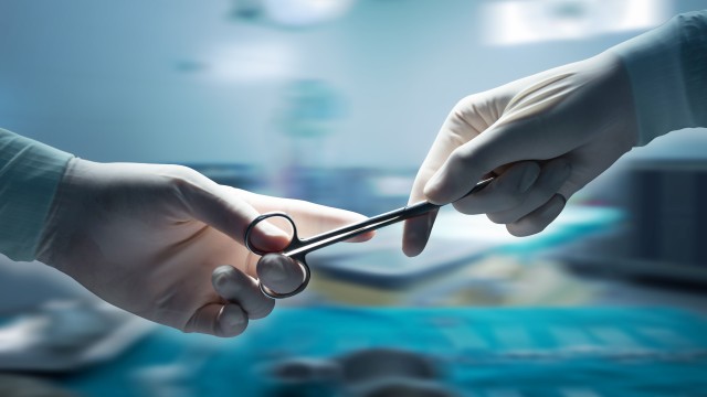 Световноизвестният швейцарски кардиохирург проф Тиери Карел извърши шест животоспасяващи операции