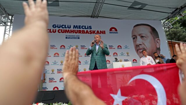 Настоящият президент на Турция – Реджеп Тайип Ердоган получава 54 27