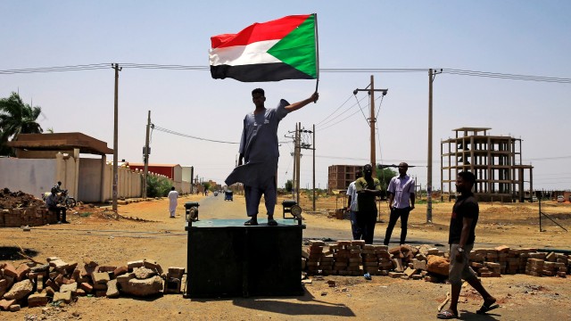 Евакуацията на дипломати и чужди граждани от Судан продължава От