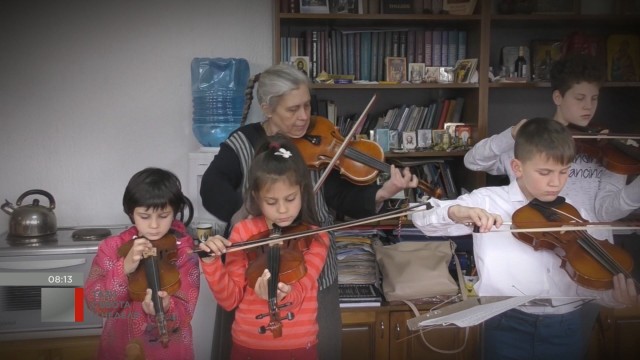 Съпругата на свещеник учи безплатно деца да свирят на цигулка 