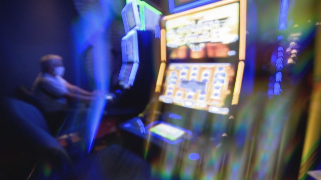 ДПС и ГЕРБ СДС предлагат затваряне на хазартните зали в