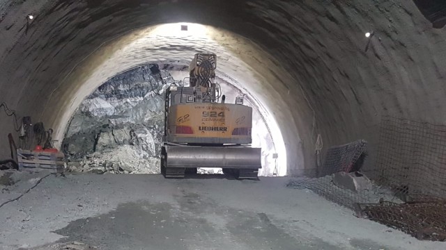 Работата по изграждането на тунела под Шипка не е спирала