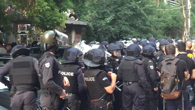Появиха се кадри от мелето между феновете на "Ботев" и полицията (ВИДЕО)