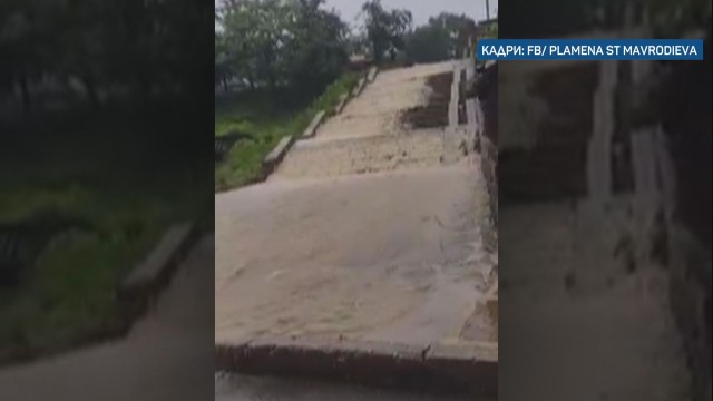 Бедствено положение в Котел: Пороен дъжд наводни улици и къщи в града 