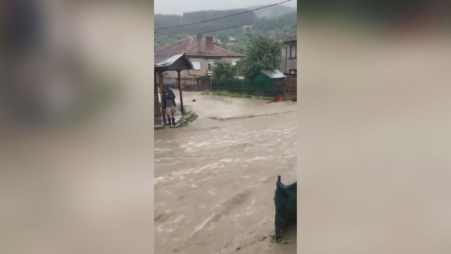  Над 200 наводнение къщи в Котел след пороя 
