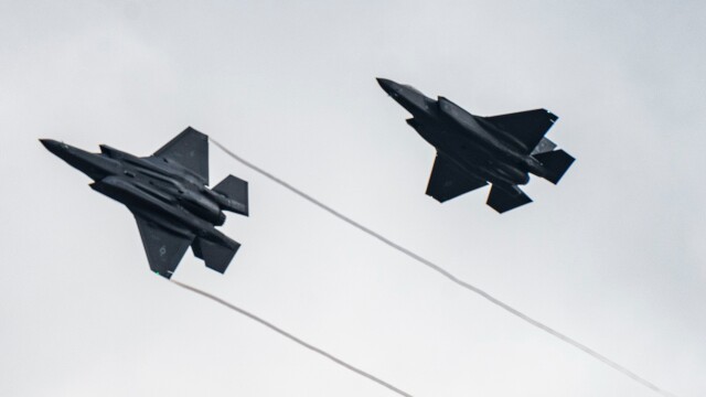 Изтребители F 35 на американските военновъздушни сили се присъединяват към наблюдението